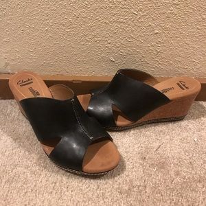 Clark’s wedge sandals black leather EUC